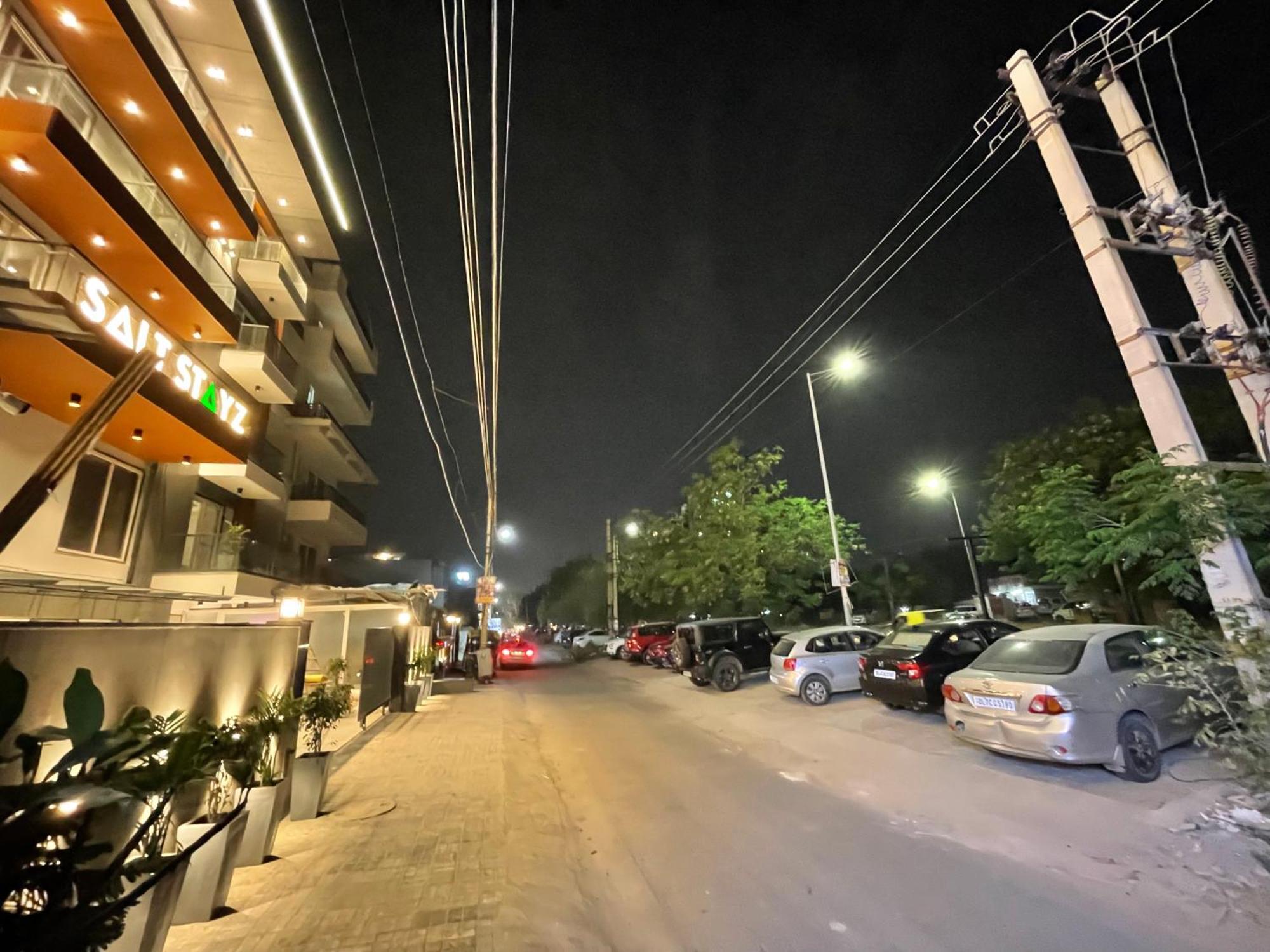 Saltstayz Premier - Near Golf Course Road & Sector 57 Gurgaon Bagian luar foto