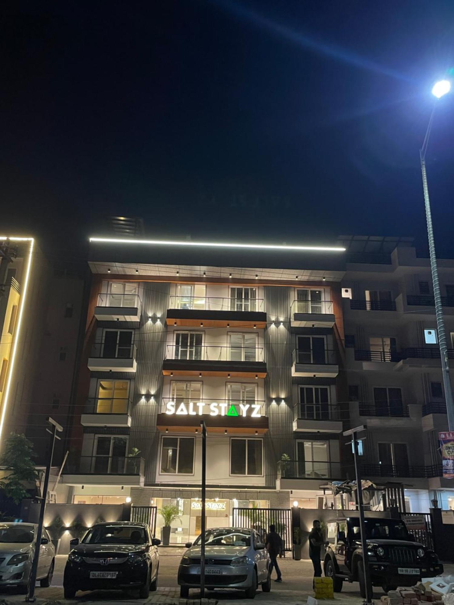 Saltstayz Premier - Near Golf Course Road & Sector 57 Gurgaon Bagian luar foto